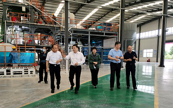 省工信廳廳長朱鳴到武陟生產(chǎn)基地調研